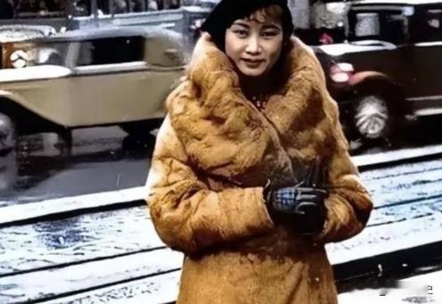 1975年，胡蝶67岁，带着两只樟木箱子到温哥华定居，改名“潘宝娟”，从此过着隐