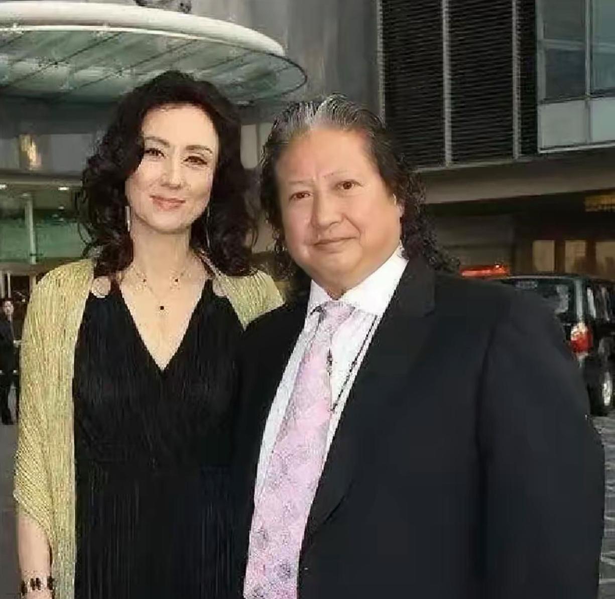 1977年，韩国首尔一家酒店前台，洪金宝带着女助理办入住。前台瞄了一眼两人，甩出