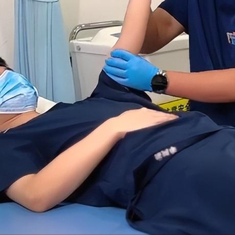 偏瘫早期：做好这3个动作，上肢恢复少走弯路
许多家属在辅助偏瘫家人康复时，面对上