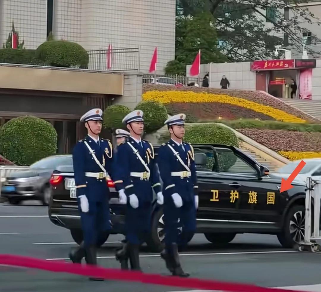 国旗护卫队专用敞篷车。
