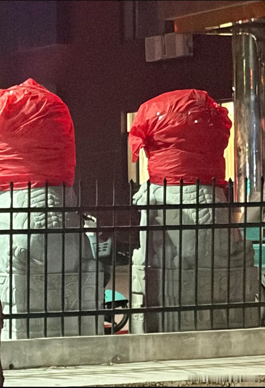 新石狮子搬运过程中为啥要蒙住狮头的眼睛？
 
很多人看到新安放的石狮子，头部裹着