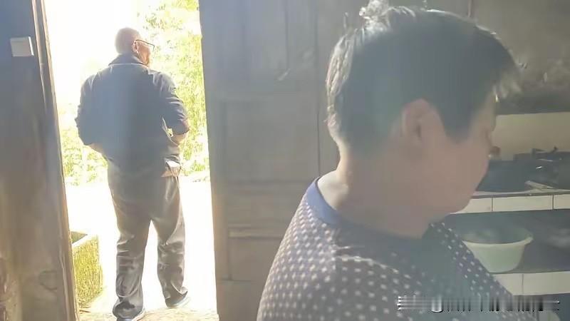 贵州山区42岁的男人陈树，被妻子当众扇了一巴掌后，整整十年没跟妻子说过一句话。家