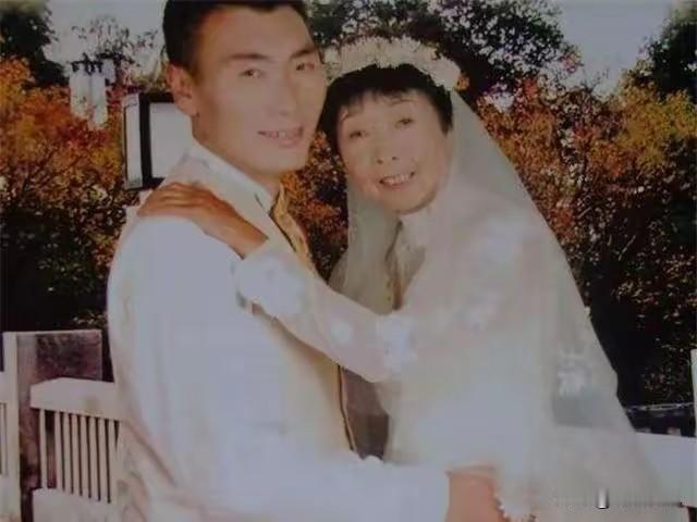 26岁男子迎娶“58岁舅妈”为妻引全村震惊，母亲气愤离世、房子遭村民烧毁，背后隐