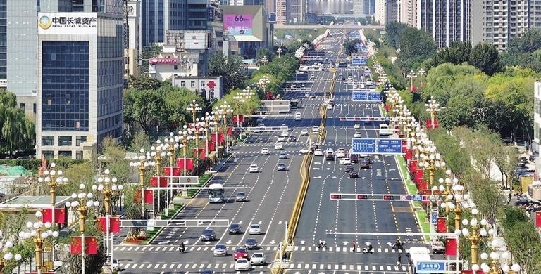 9月26日，经过改造的迎泽大街，宽阔的路面、别致的游园、便捷的设施，展现着太原的