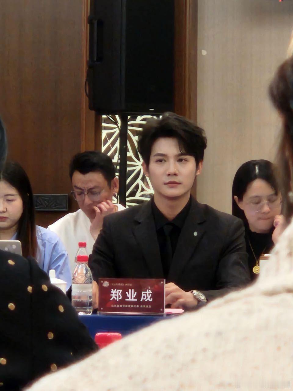 郑业成 参加《山东春晚》讲评会。这妥妥的是体制内男友啊[哇][哇][哇][哇] 