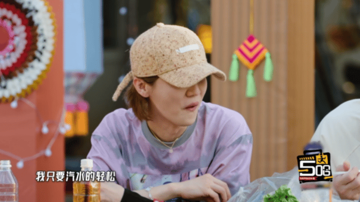 邓超大大方方的满分男 邓超社牛天花板本人，走到哪热闹到哪，上台表演松弛又自然，还