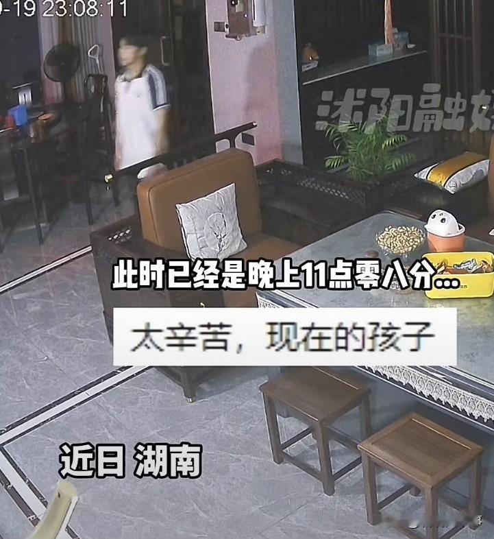 太心疼了！湖南，高中男生早上6点就要出门上学，晚上11点到家瘫坐在沙发上，双眼无