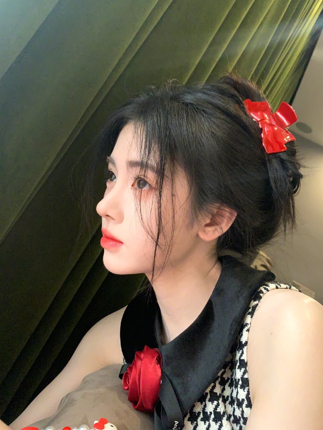 玫瑰美人鞠婧祎，她口红和发夹的颜色好pay哦 ​​​