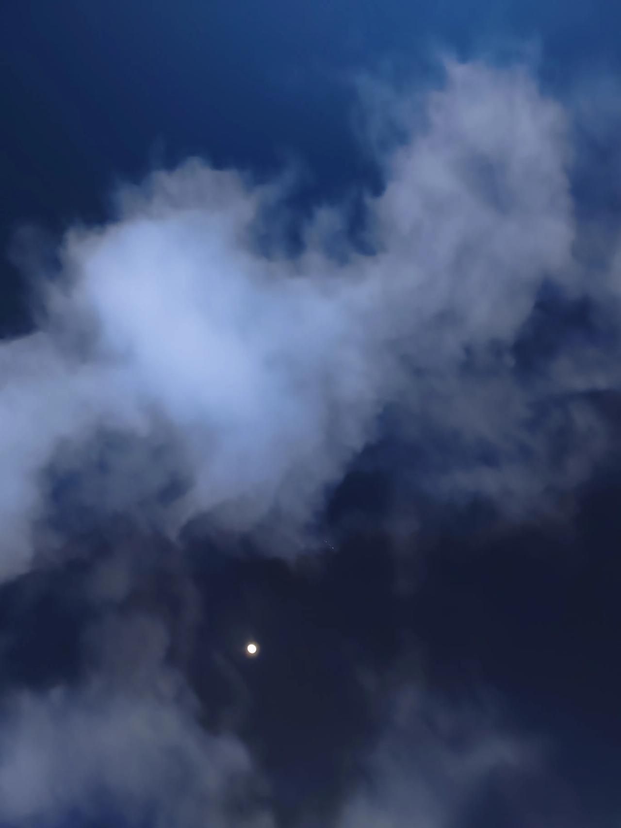 腾云驾雾邀明月，云月九霄共婵娟。