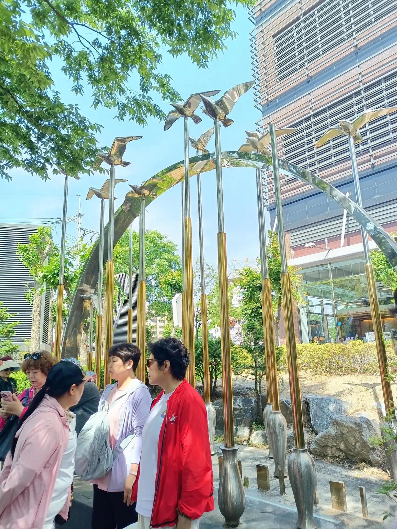 一直听说不少韩国女性靠整容变得精致好看，可我实地观察后，反倒觉得很多医美痕迹一目