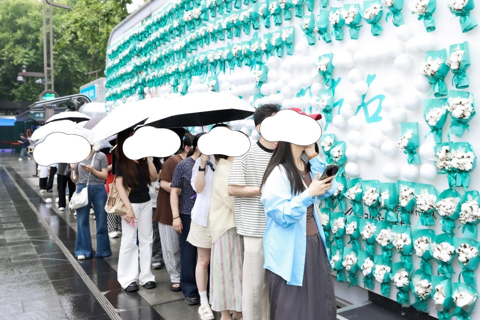 张凌赫520解锁夏日舒适男友风张凌赫把浪漫留在了西湖 越来越喜欢张凌赫这种百变的
