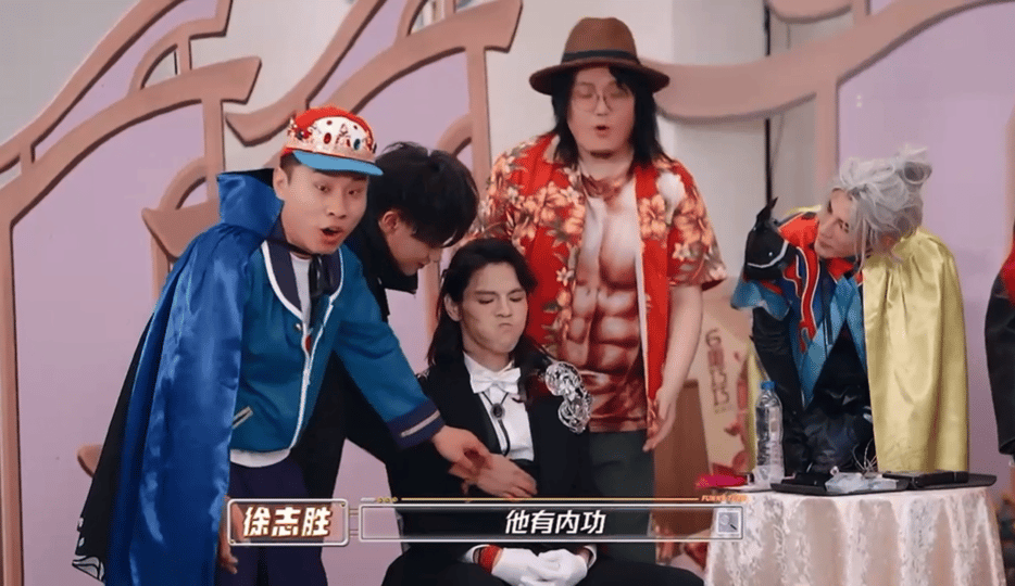 #向佐说自己天生不爱笑#徐志胜被向佐喷一身水的时候我真的笑喷了，徐志胜说你爱不爱
