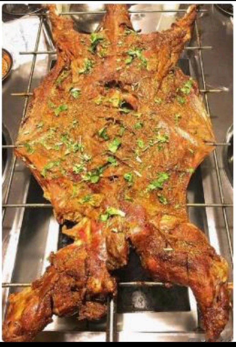 重庆王女士除夕夜在某烤全羊店花 1188 元买套餐，商家称活羊 36 斤，结果烤