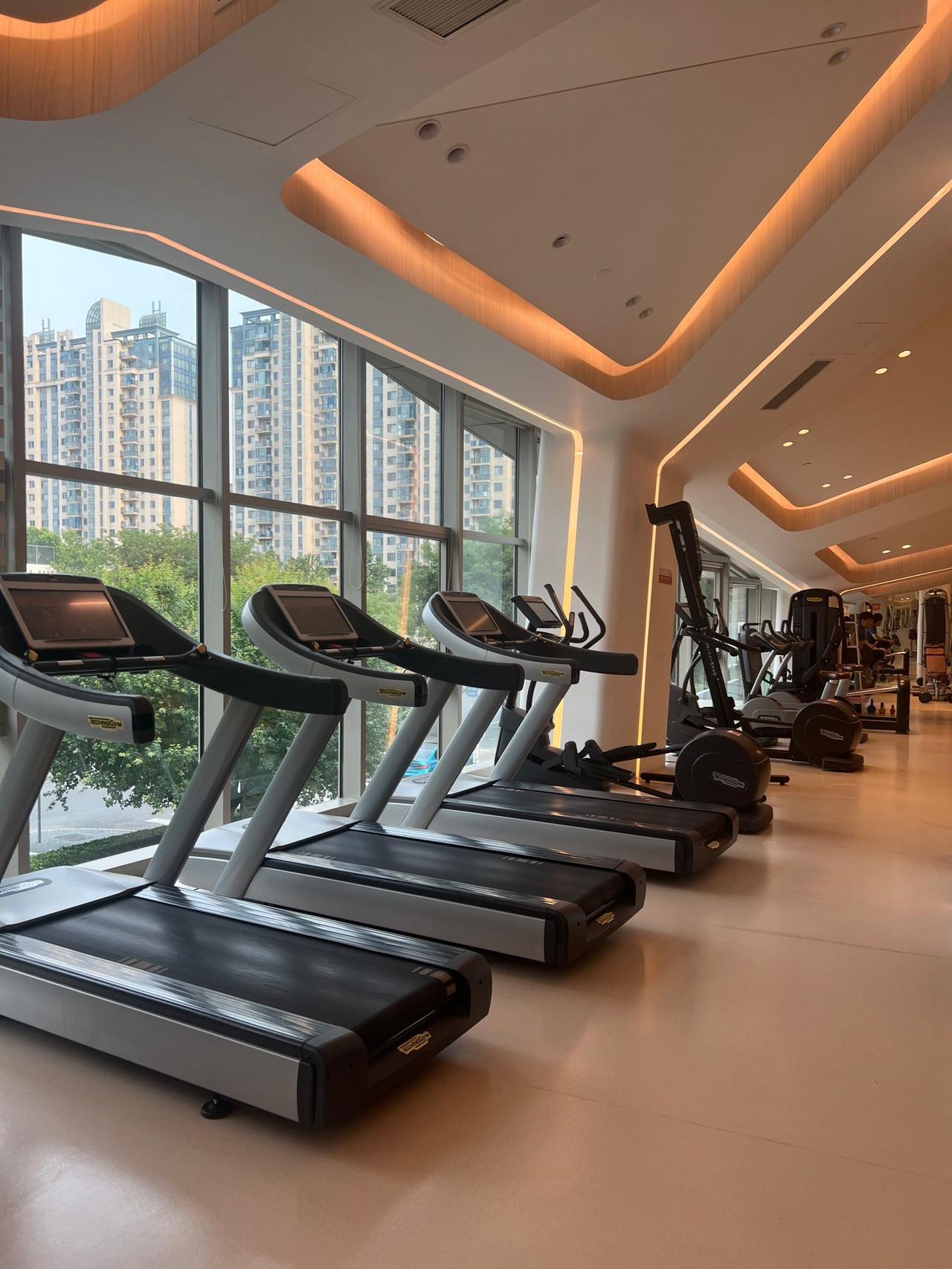 久别重逢健身房
 
时隔半年多，再次踏入熟悉的健身房。先认真拉伸舒展筋骨，让僵硬