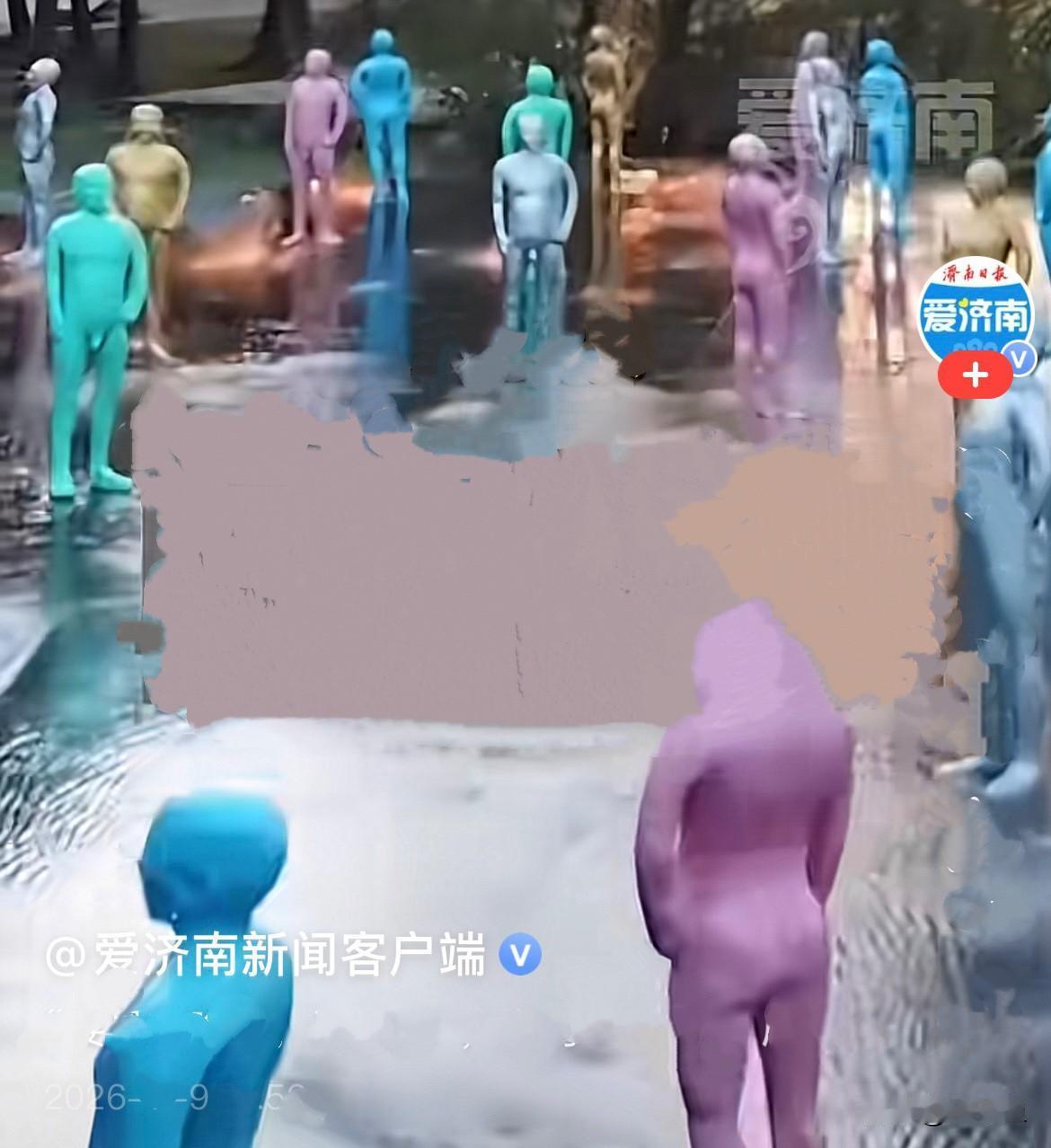 近日，上海青浦东方绿舟景区，渔人码头空旷场地摆放着整整48尊真人大小彩色玻璃人形