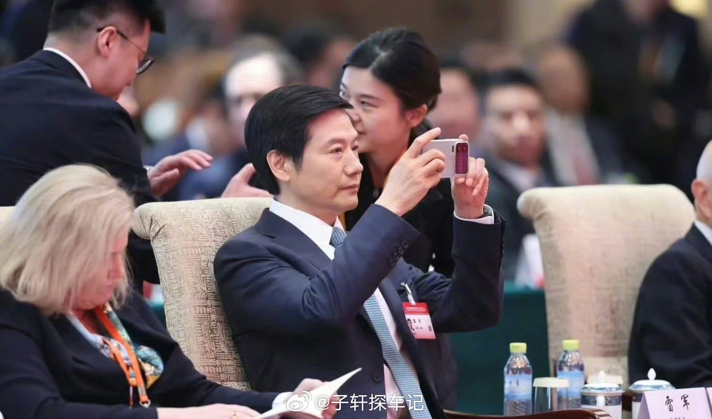 雷军壁纸 逆天改命雷军这张“逆天改命”壁纸，看着挺真实的。不是摆拍，更像给自己的