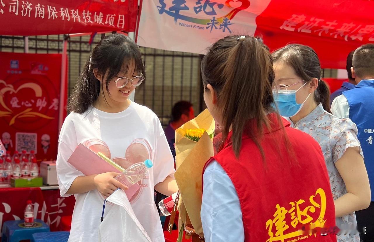 高考能否改变命运
 
很多人一辈子都在追问：高考，到底能不能改变命运？我的看法从