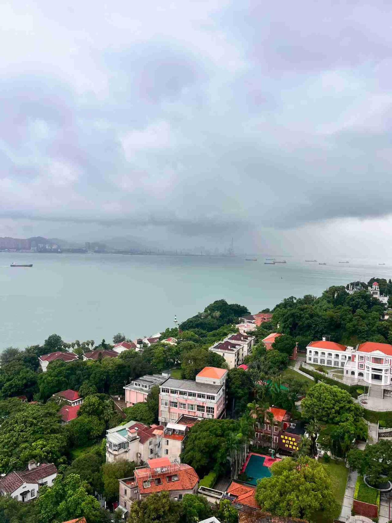我的今日状态：🏝️旅行度假
我这里的天气：🌧下雨