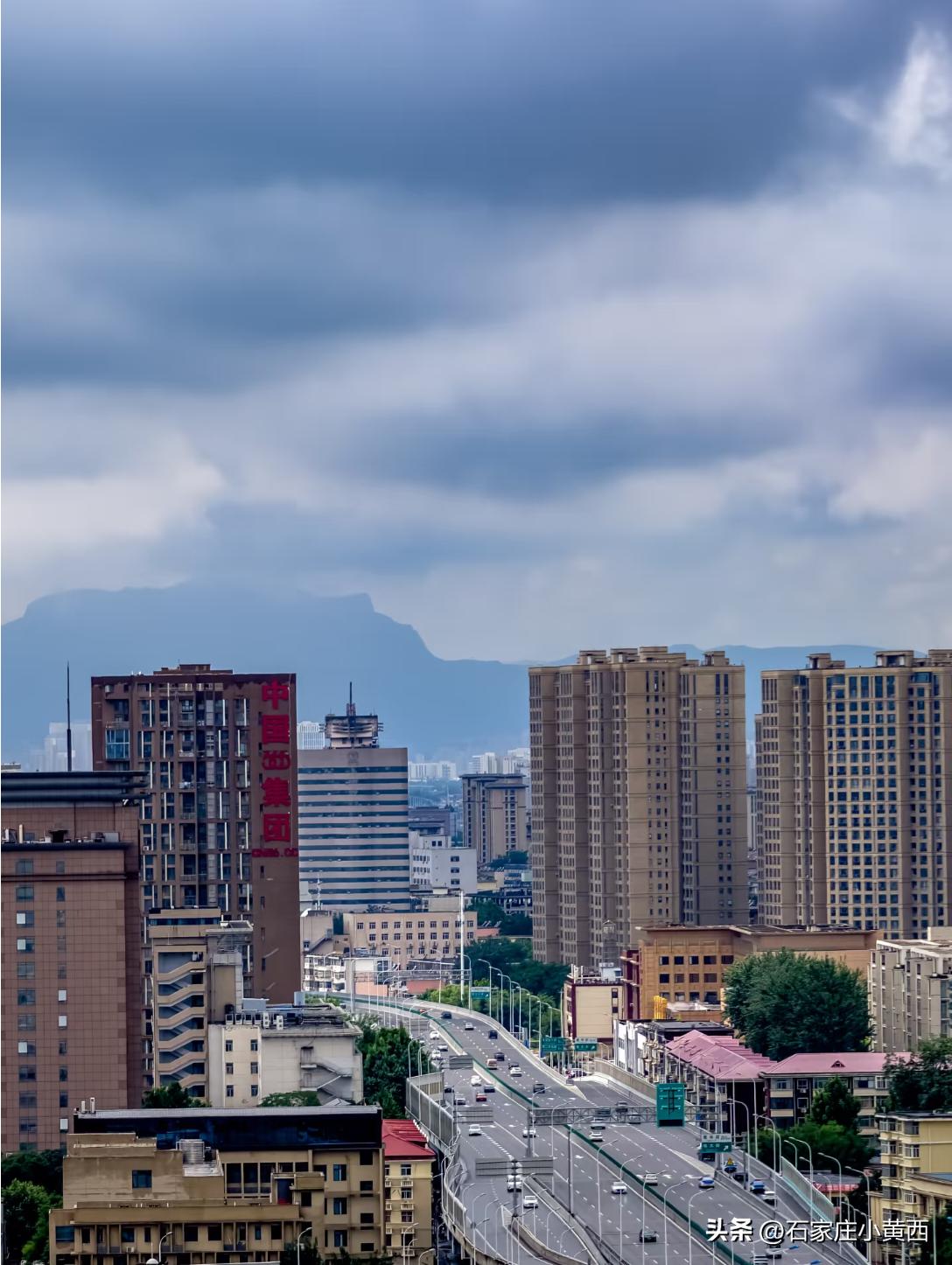雨后国际庄：太行卧佛下的城市呼吸
 
雨停的瞬间，国际庄被洗成了另一个模样。
 