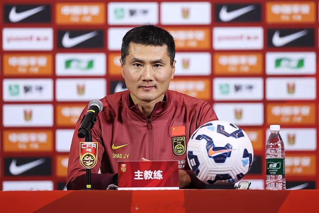 国足新任主帅邵佳一在肇庆首期集训地发表感言，坦言上任既激动又深感责任重大。他明确