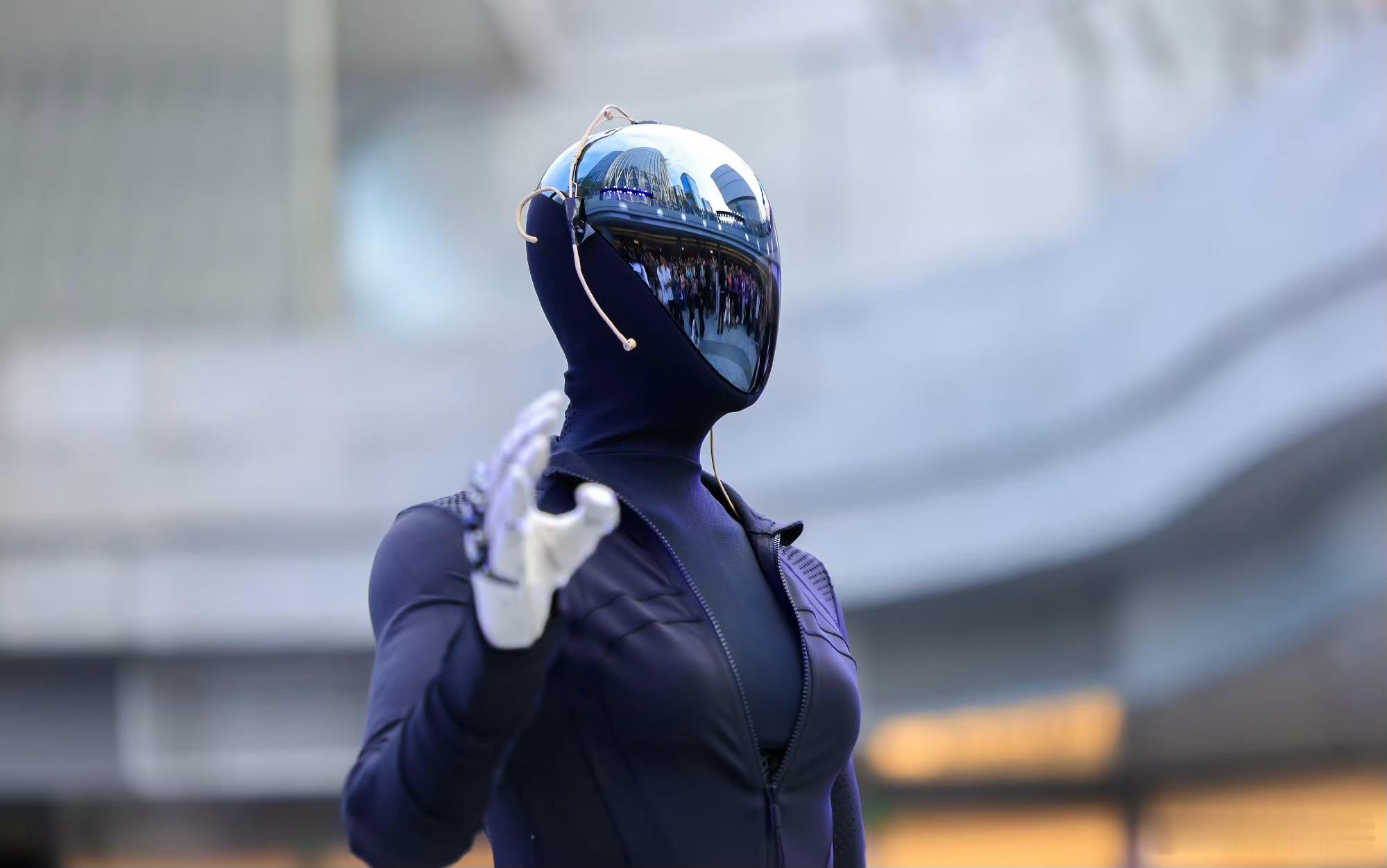 小鹏机器人走上街头和人互动，其实第一反应是，能做到这一步，已经相当厉害了。虽然过