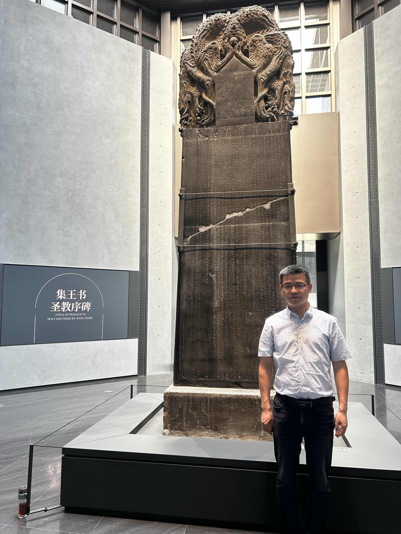 西安碑林，集王书圣教序碑。
碑身高大，人立一旁，甚是渺小。碑身有长长一段裂痕，多