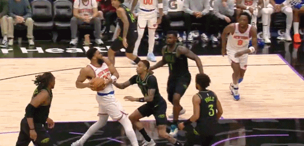 天赋！锡安送唐斯一记排球大帽！
在今天NBA常规赛鹈鹕对阵尼克斯的第二节比赛中，