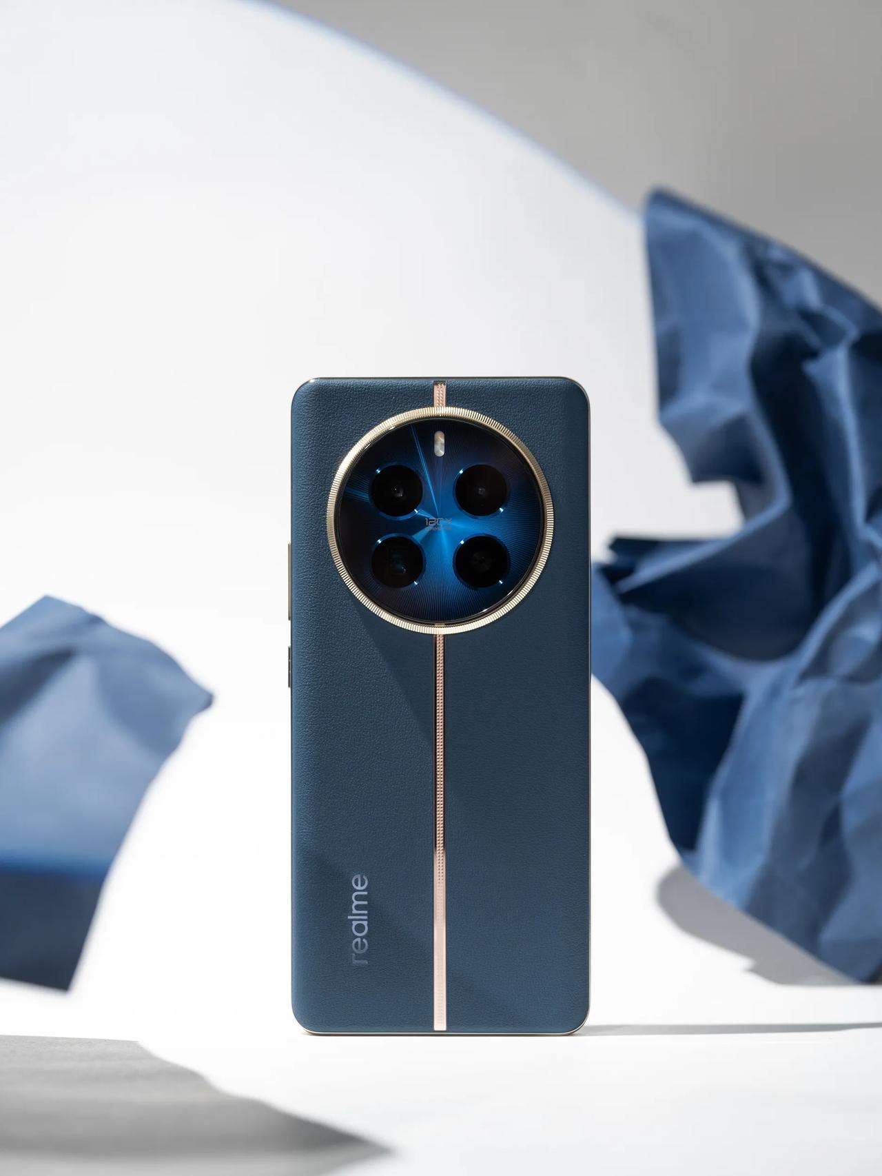 真我12 Pro+外观公布了，再来几张主打色深海潜航的真机实拍感受一下，这颜值稳