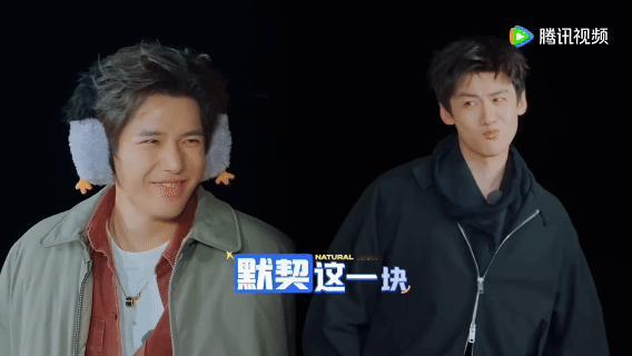 白敬亭王安宇宇过天亭又对手指了 每一次碰指都是一种默契的体现，白敬亭与王安宇总是