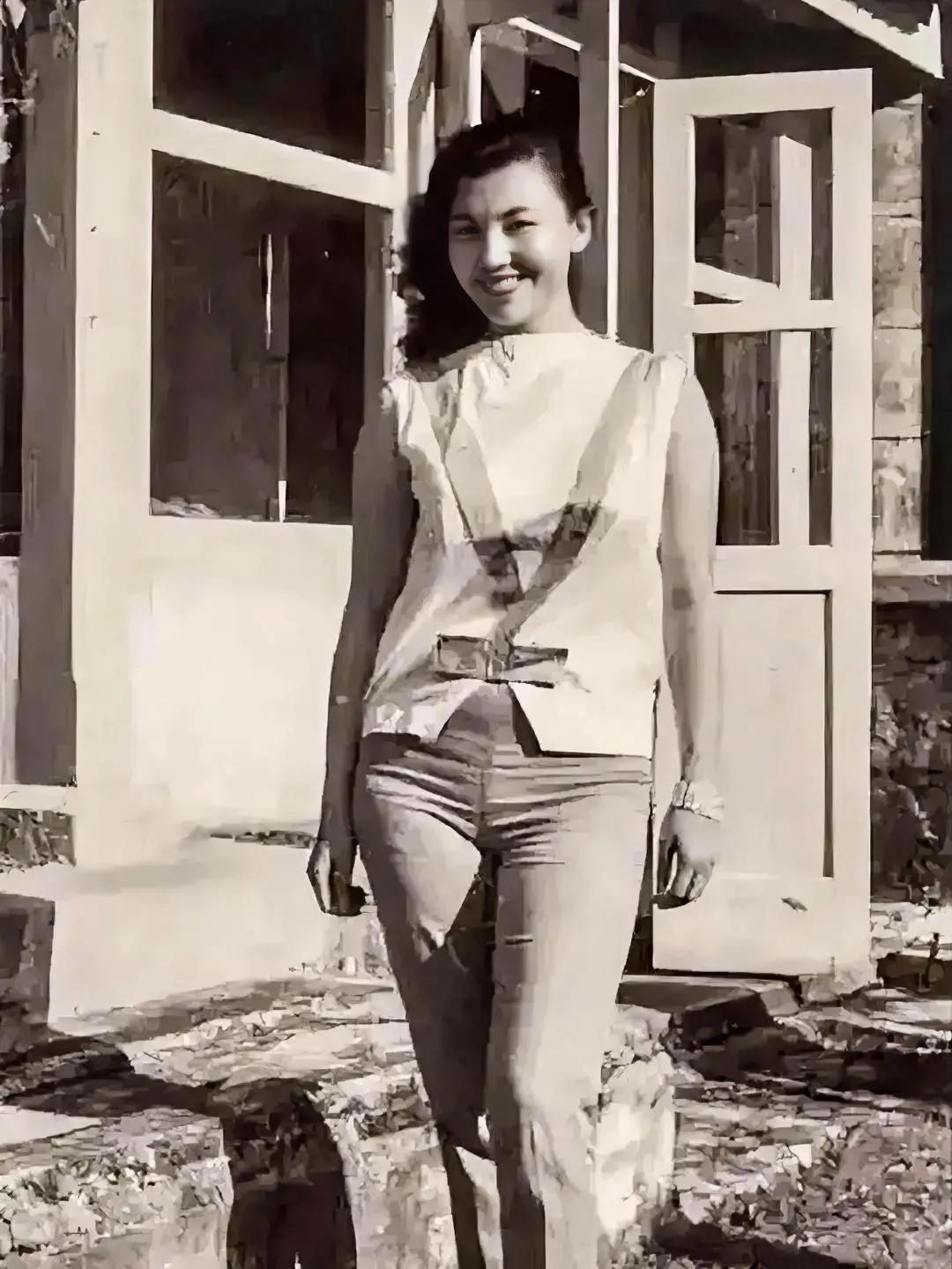 1986年，北方某地农村，一位妇女站在自家新盖的房屋前，拍下这张照片作为留念。
