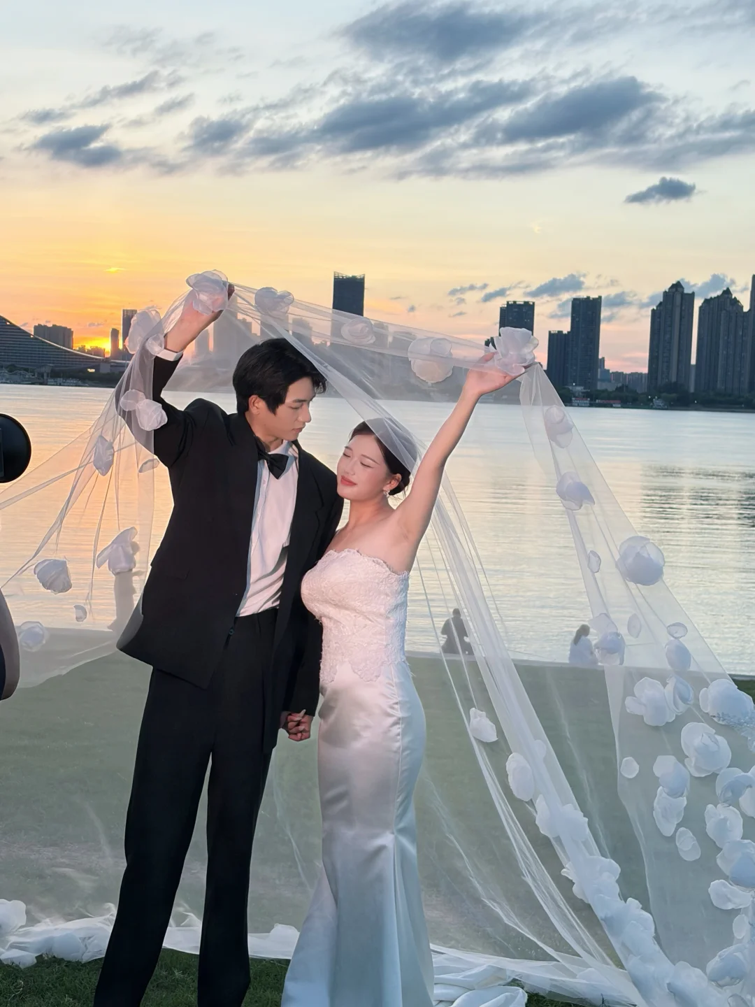 🌇江边落日婚纱照｜把黄昏揉进婚纱照