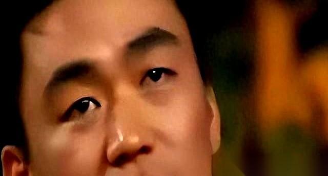 真的，绝了。
一个17岁的儿子，在全班同学和家长面前，一句话把他妈给“请”出了教