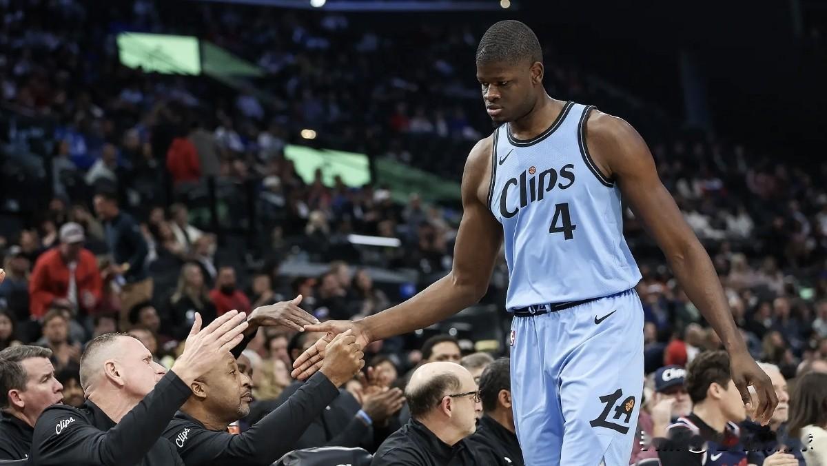 下面是一条关于前快船球员班巴的好消息！今天据美国名记Shams透露，自由球员中锋