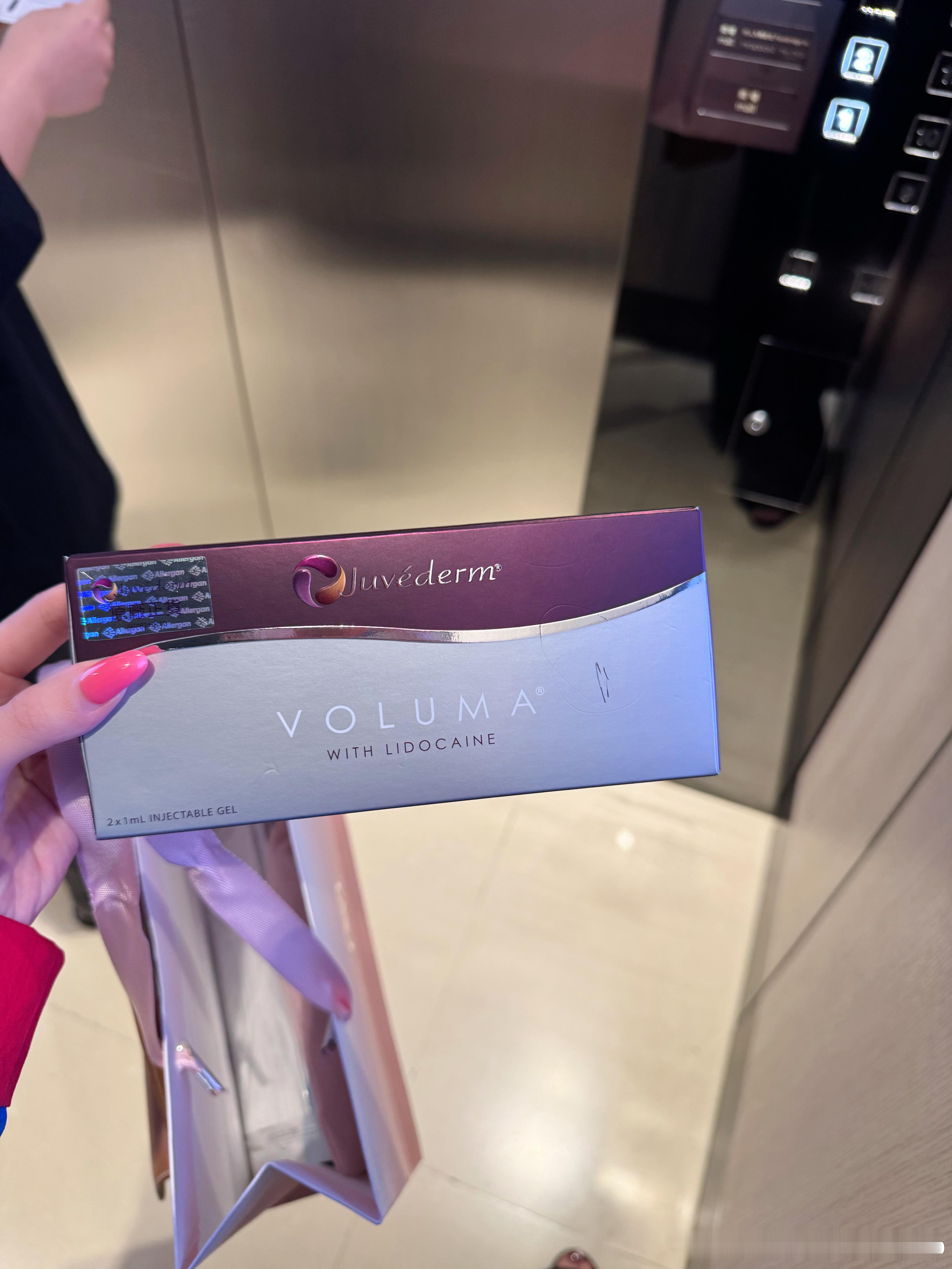 香港打针还蛮实在的 想要打再生材料 医院说其实啵更好 让我打啵，要是在大陆早给我