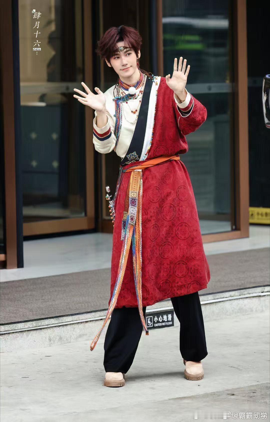 张真源跳进海里都说不清了 跑男经典小游戏名场面，别人都稳稳通关，就张真源频频掉链