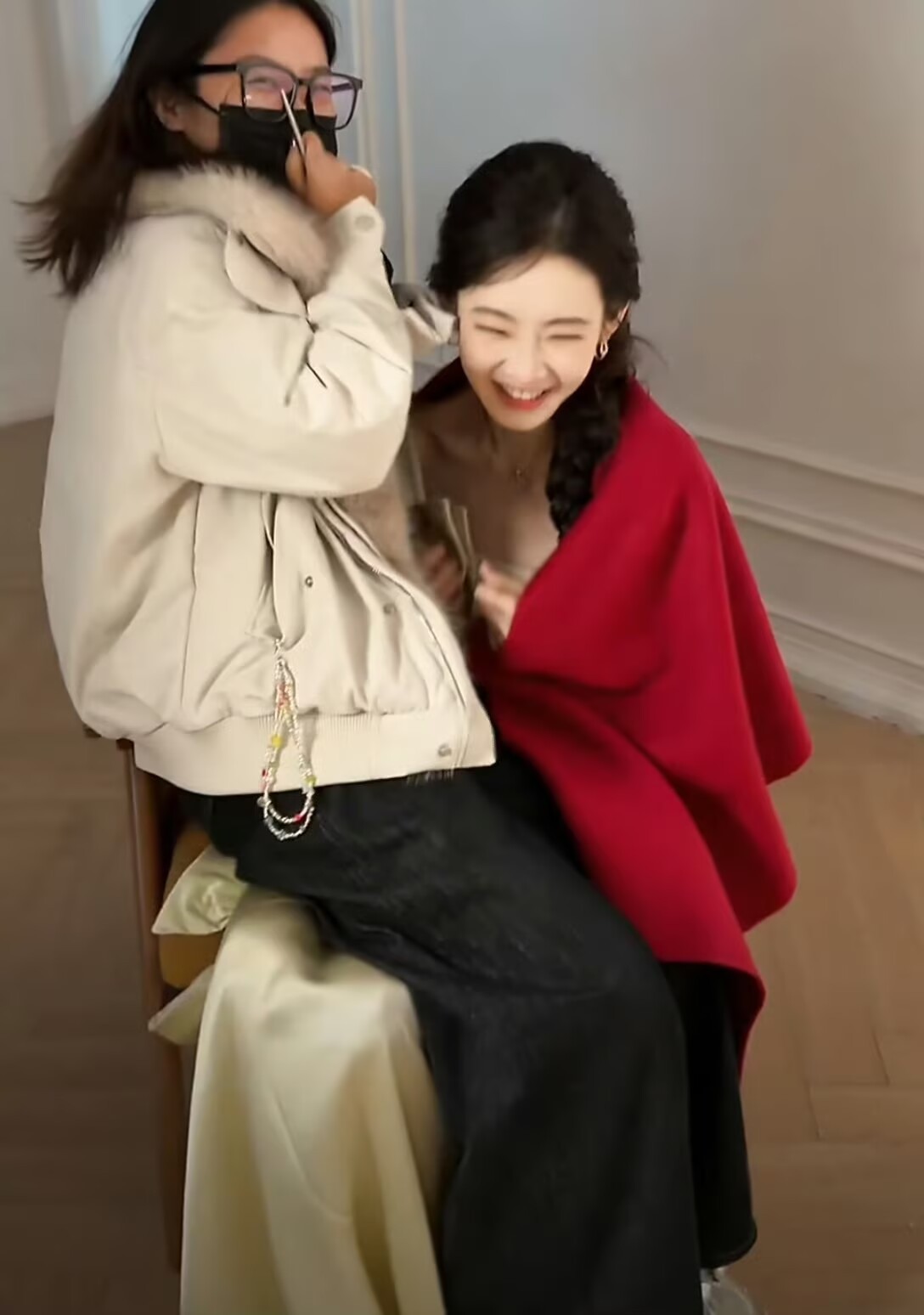 化妆师坐张艺凡腿上补妆张艺凡跟小白兔似的，太乖了吧！化妆师直接坐腿上补妆，化妆新