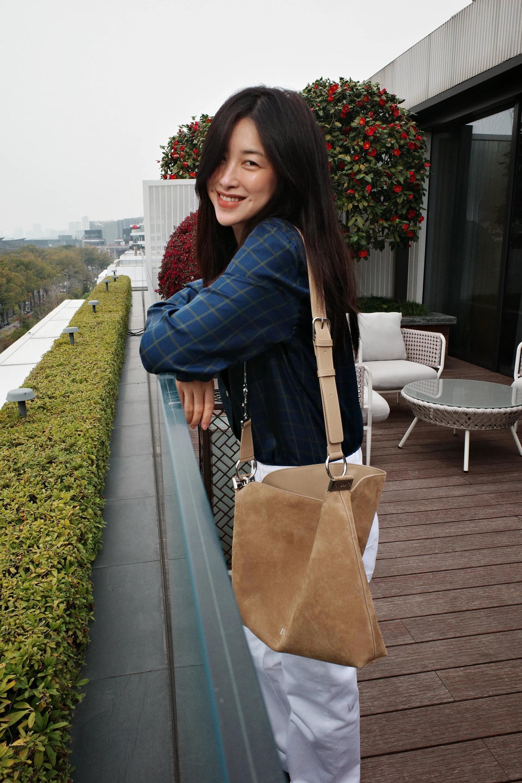 淡颜朱珠淡颜朱珠，美得没有攻击性，像是田野边偶然遇见的一株不知名小花，素净却让人