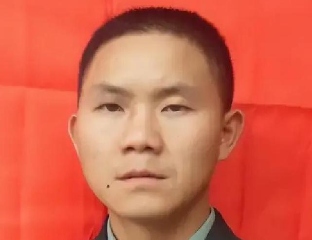 2001年，从成都开往武昌的一辆火车上突然出现了76个持械歹徒。
 
当时车上只