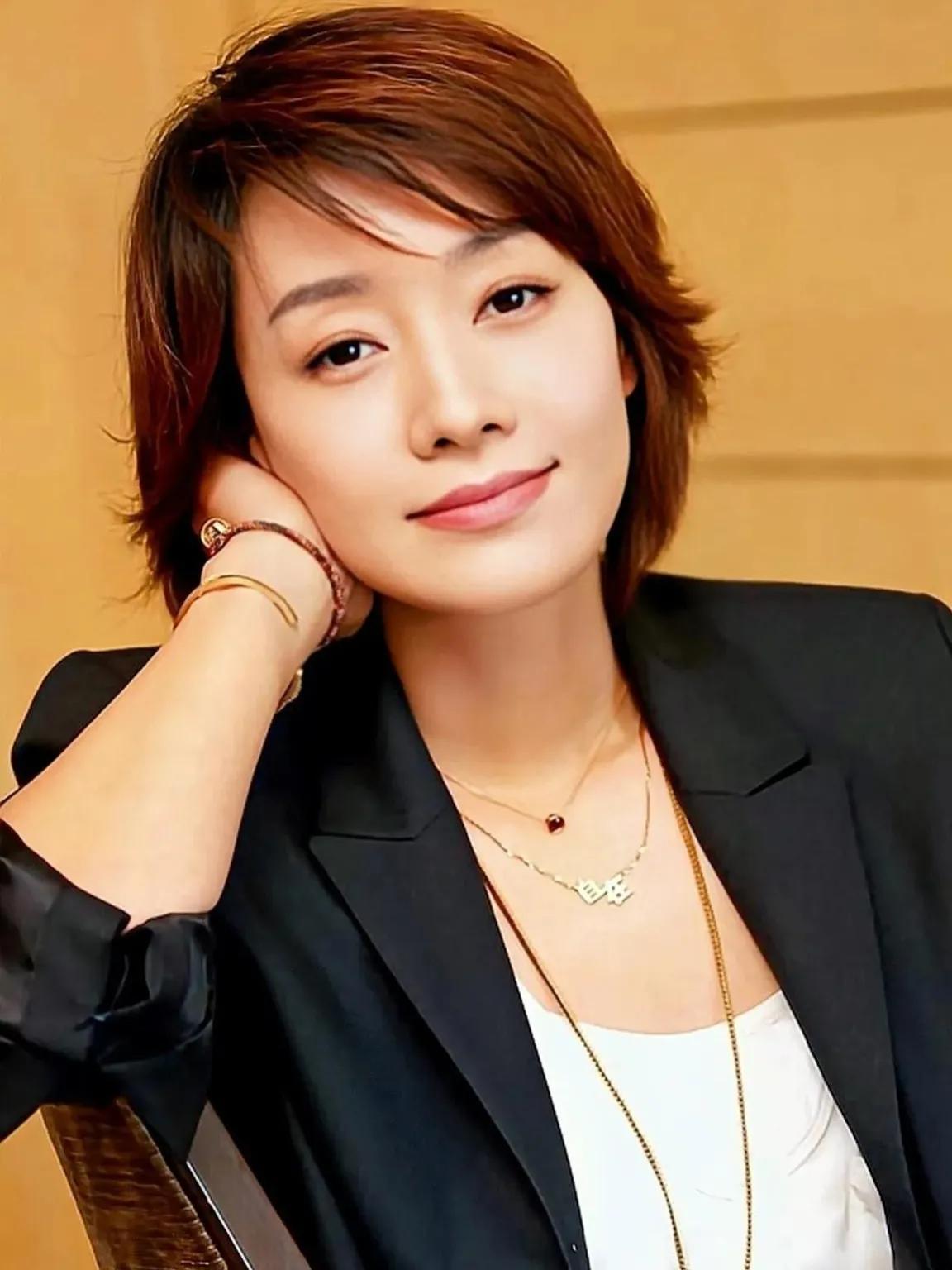 马伊琍是一位备受观众喜爱的中国内地女演员，她以其出色的表演才华和深厚的演技功底赢