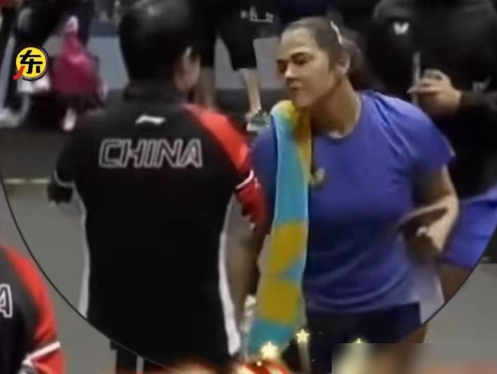 场上3：0横扫闺蜜，场下连说Sorry哄人，孙颖莎这球打得太狠了。
别看是3比