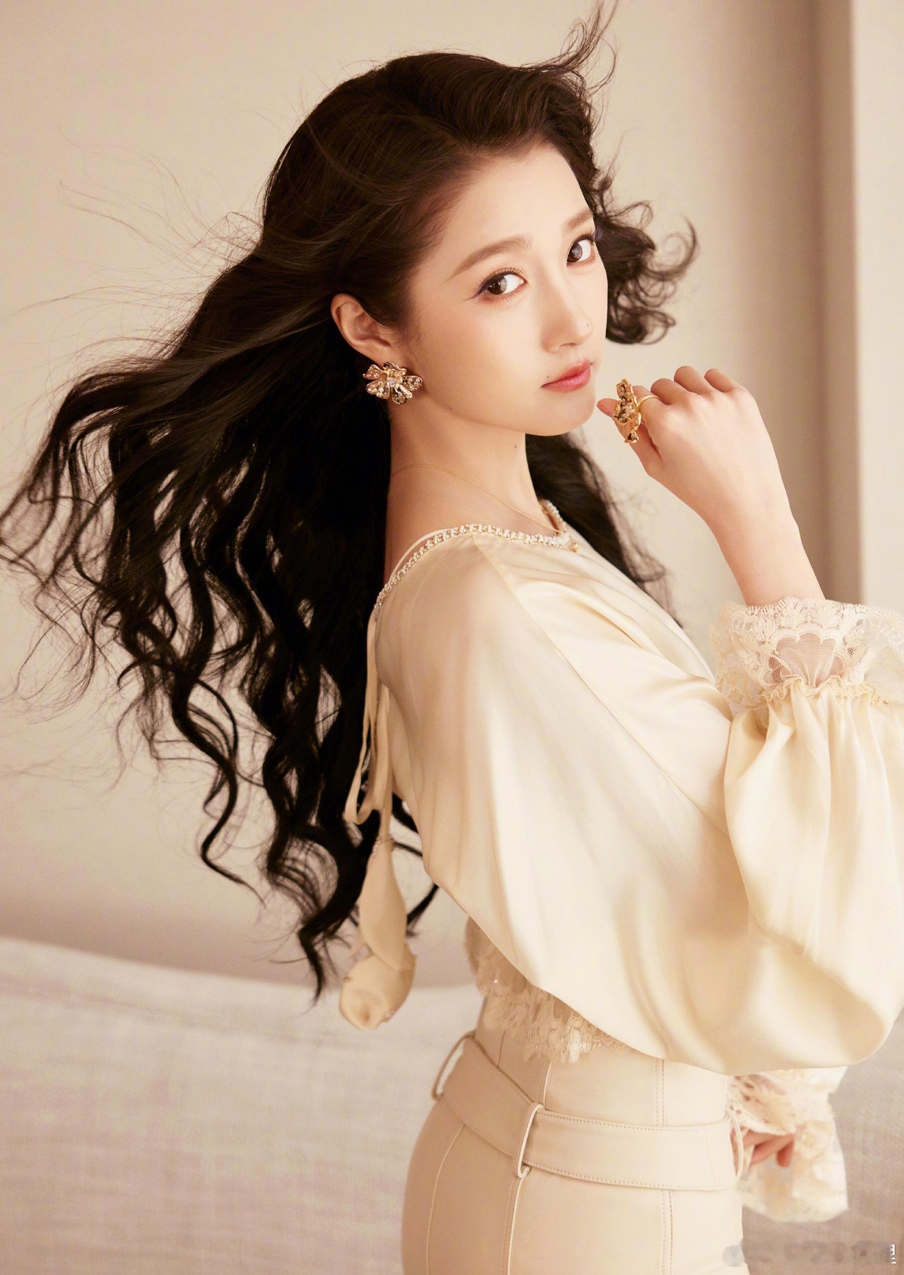 关晓彤彩排也戴着负重手环大美彤 