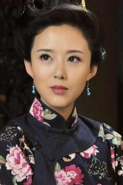 颜丹晨，电视剧女王。第一次挑大梁当女主的那部《花季·雨季》，现在回头看真的是老天
