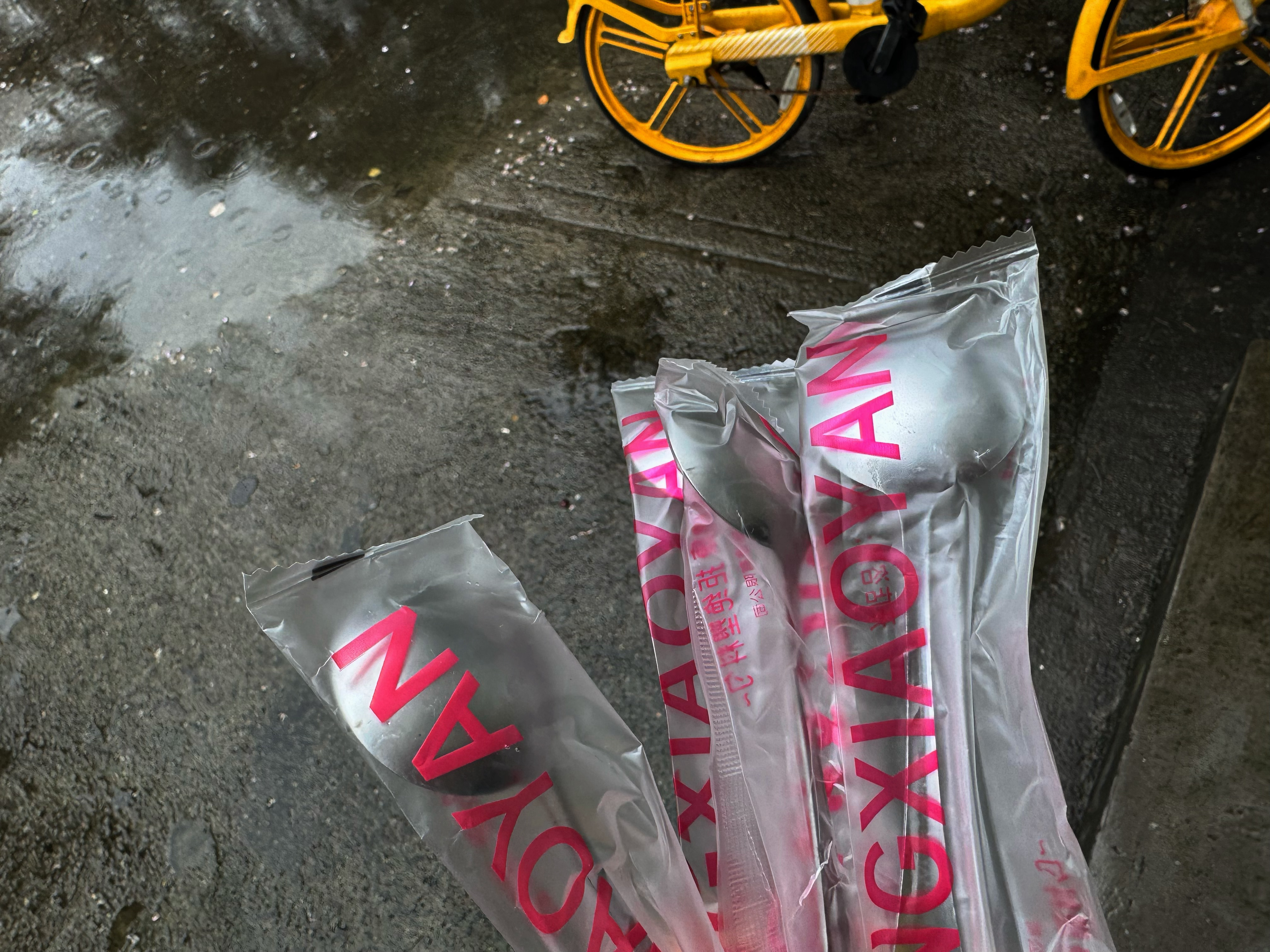 也是经历过才会知道，居然还有小朋友会一次性筷子过敏（今天下雨，不是走去食堂吃的，