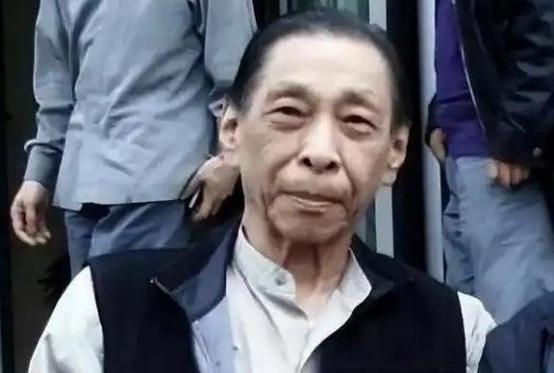 [微风]1991年，杜月笙的儿子杜维善来到北京，打算收回父亲购置的四合院，但住户