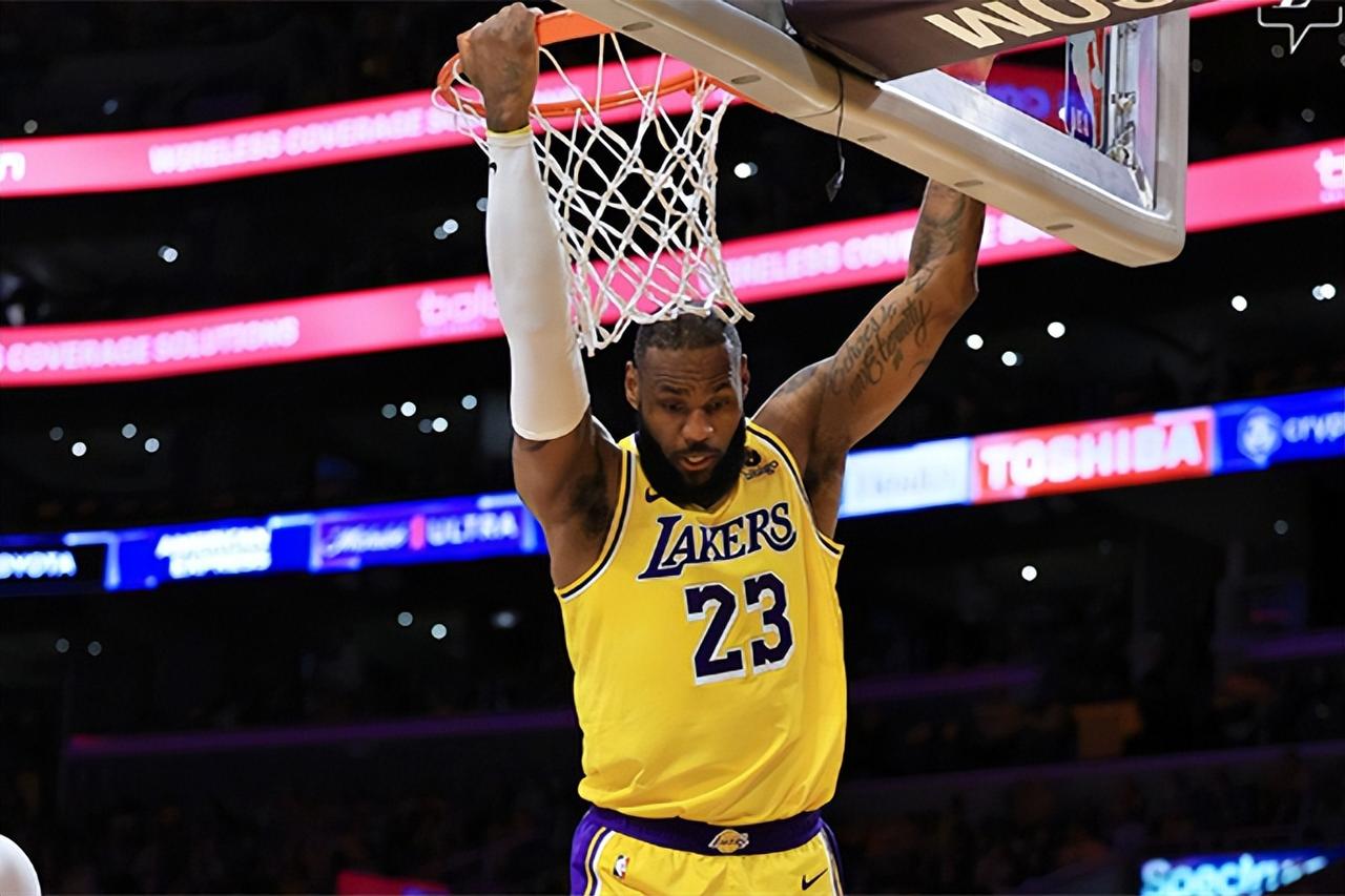 湖人100-95太阳5位新人红黑榜：2人各建奇功，3人表现不达标
湖人在击败太阳