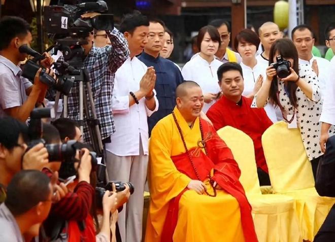 释永信，少林寺第三十代方丈，引领少林寺走上商业化道路。从整理少林文化到成立实业公