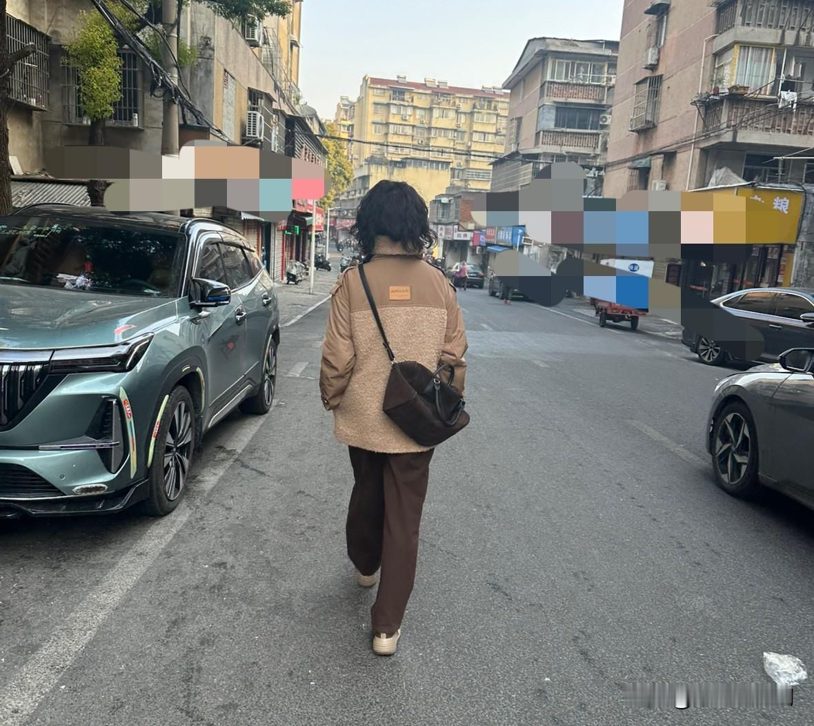 孩子的婚姻少干涉。小姨的女儿82年的，今年已经44岁，因为婚事和妈妈闹翻了脸，现