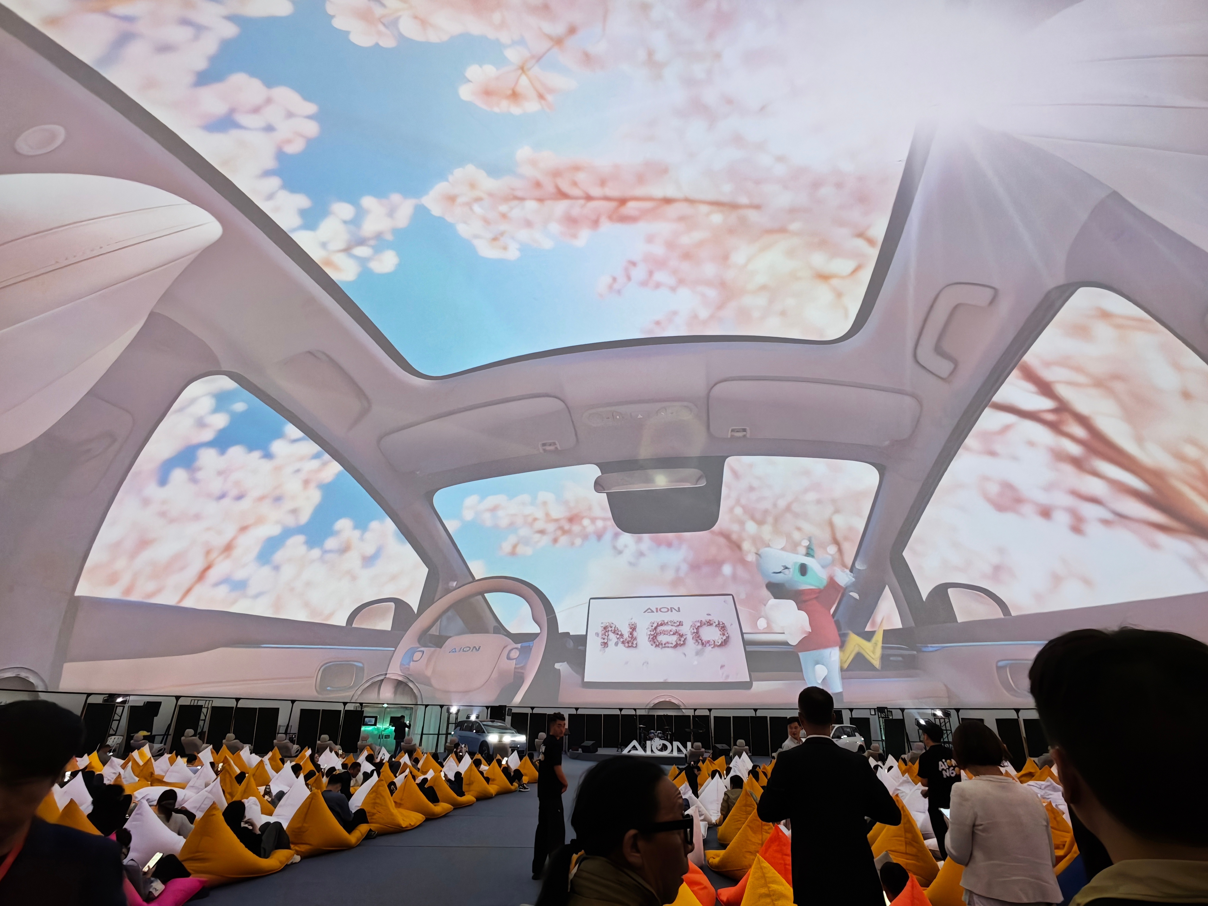 我嘞个去，埃安N60的发布会，整了个拉斯维加斯巨型球同款，整个头顶都是屏幕，好像