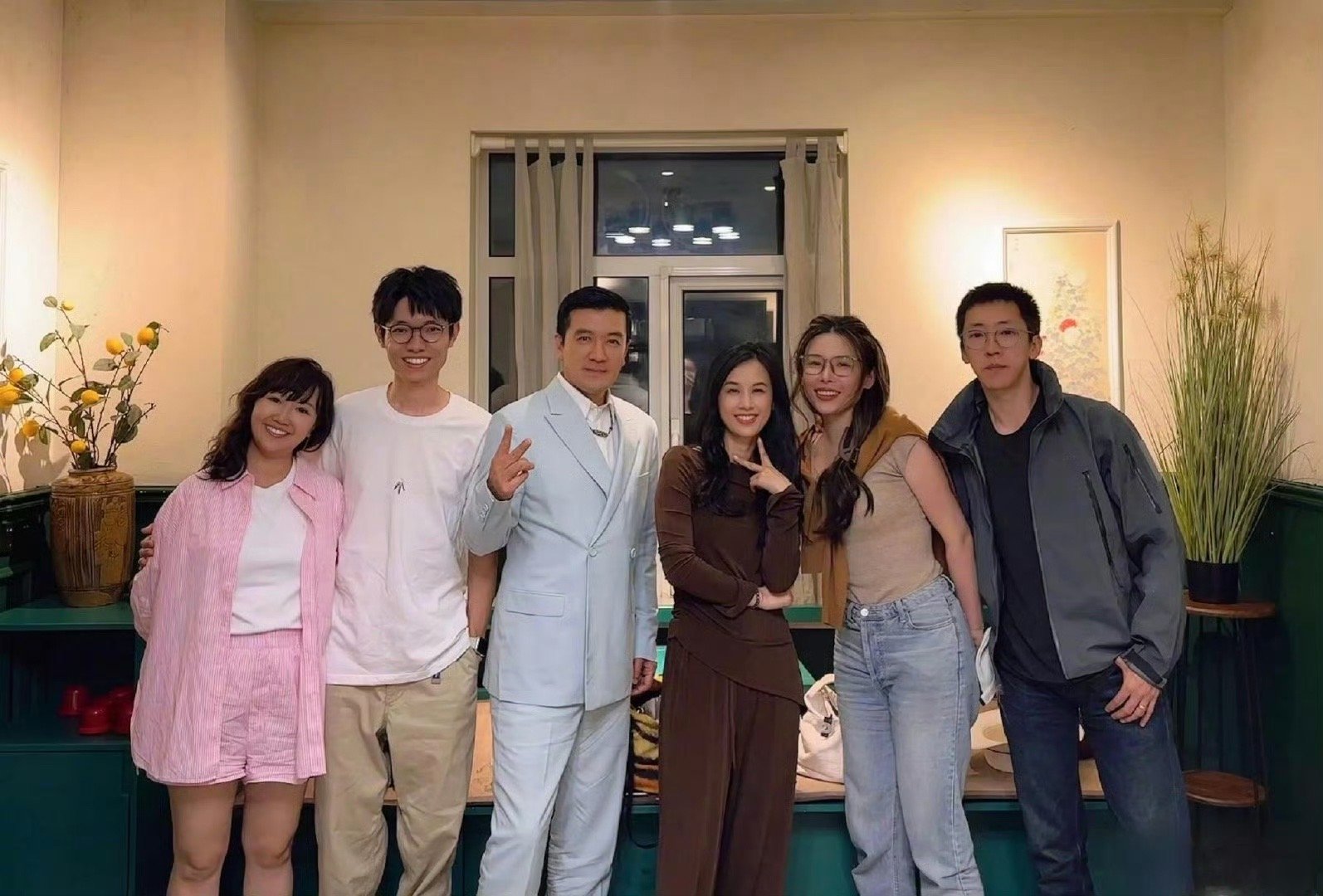 再见爱人大合照，看着大家的关系都挺和谐的吧！ 关系很好呀 