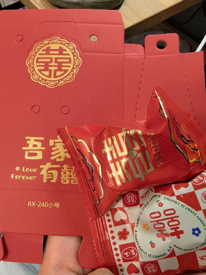 ​汪小菲今天官宣和mandy领证，正式成为夫妻啦！他还在麻六记准备了喜糖，祝福祝